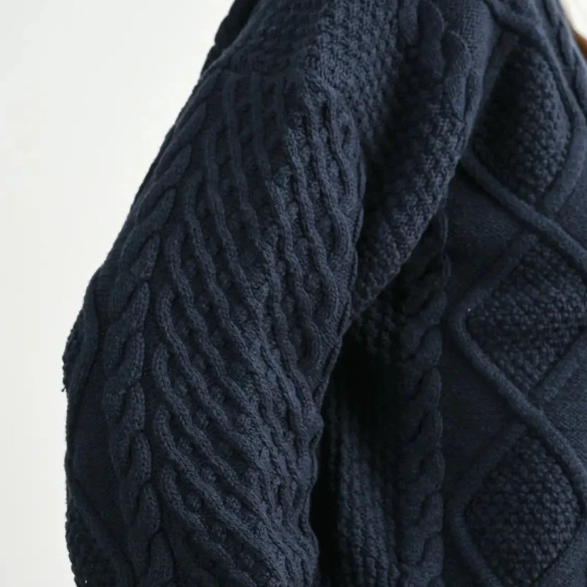 Einfarbiger Zopfstrick-Pullover
